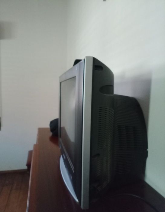 Tv de tubo a funcionar em bom estado