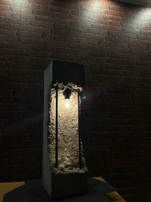 Lampa dekoracyjna z betonu – styl loftowy