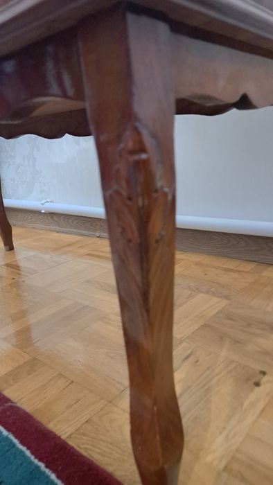 Кровать. Тумбочка. Зеркала.