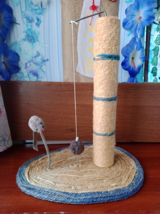 Дряпалка для котів з іграшкою.