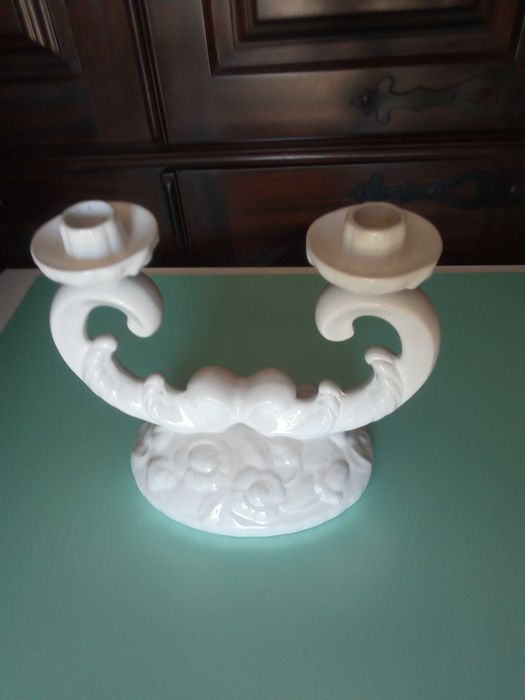 Castiçal duplo branco da fábrica ELPA, de Alcobaça