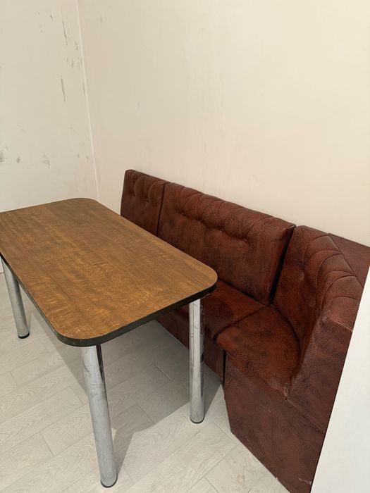 Куточок і коричневий стіл