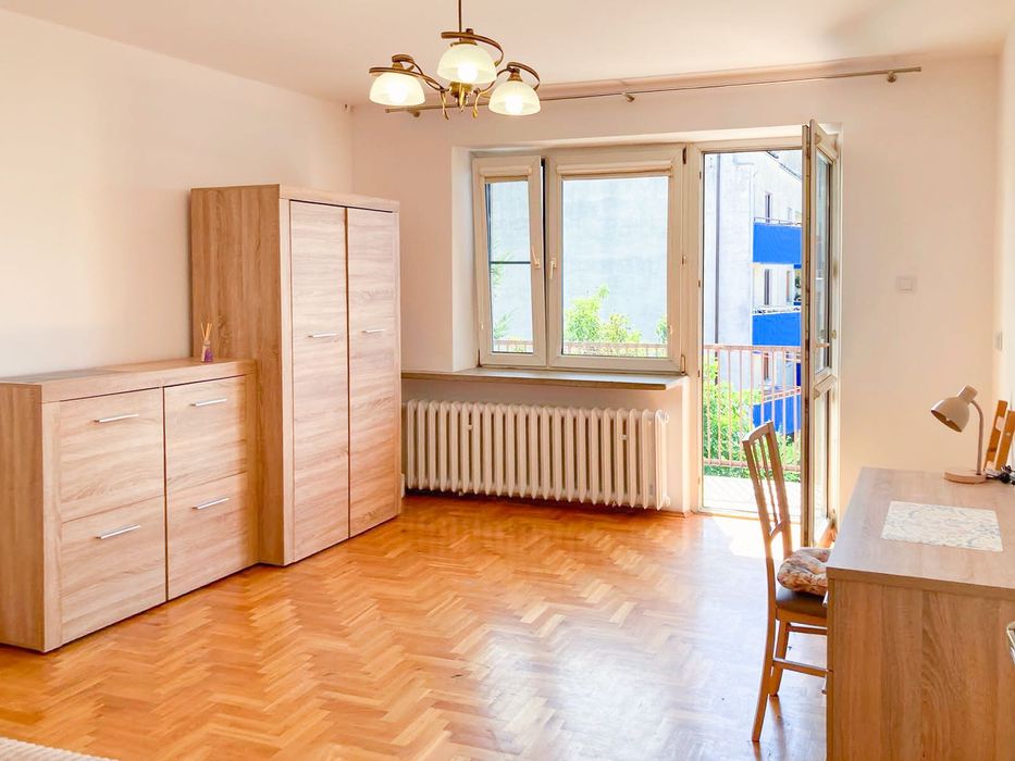 Jasny piękny pokój z balkonem