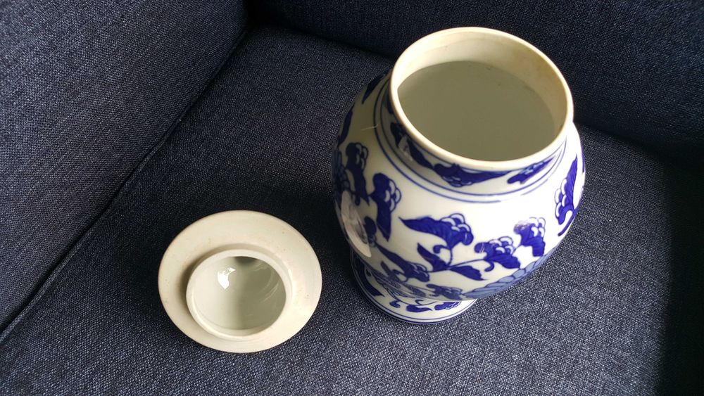 Pote branco e azul, motivo floral, em estado perfeito