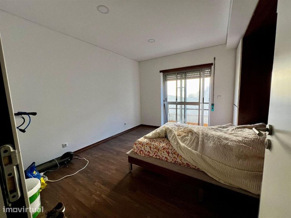 Apartamento T3 com aparcamento em zona de Coselhas