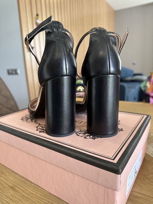 Продам нові шкіряні босоніжки 38 розмір