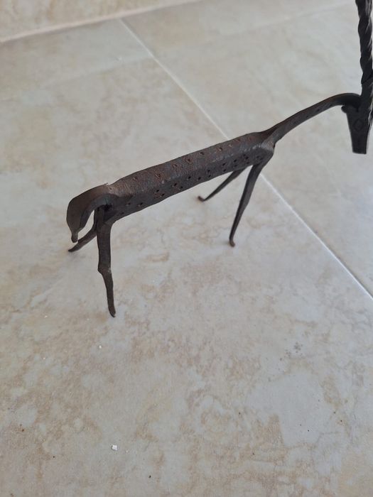 Escultura metal em forma de veado