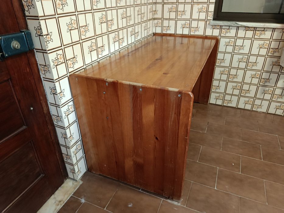 Secretaria para venda
Madeira maciça
Tampo de mesa 1,25m
50€
Torres Novas