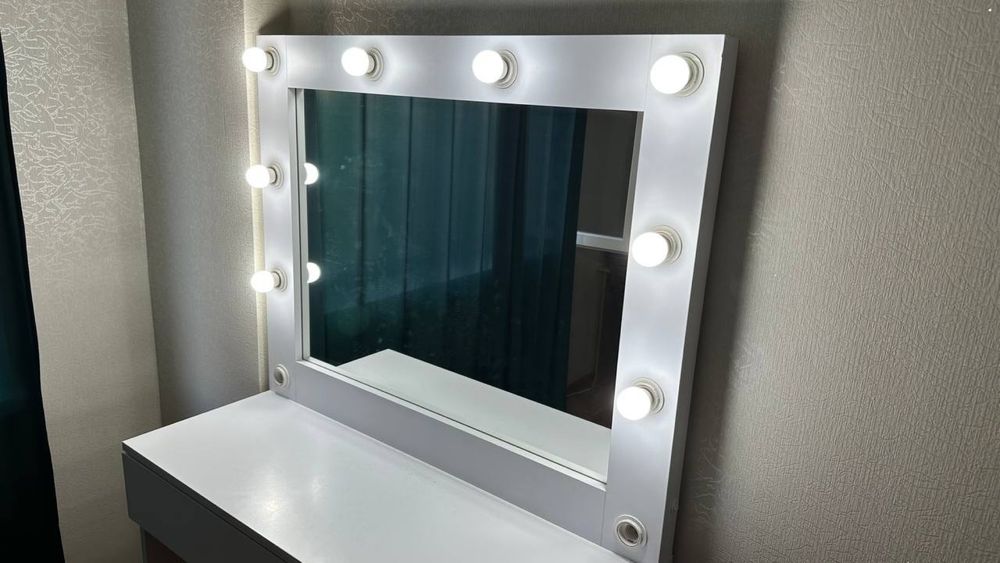 Продам стильный туалетный столик с зеркалом и подсветкой