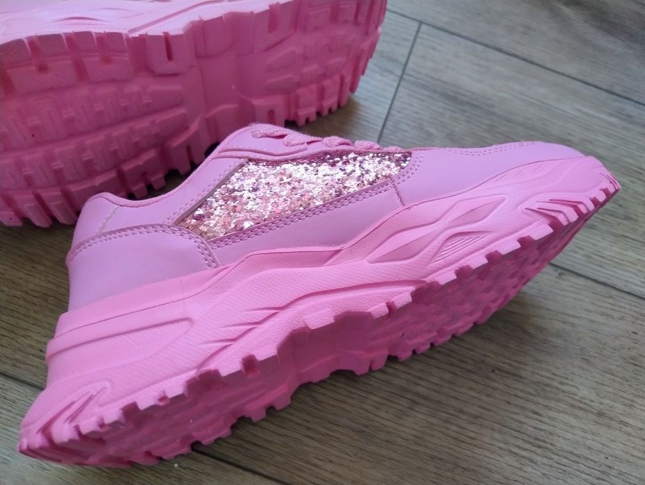 Piękne letnie buty cukierkowe snikersy