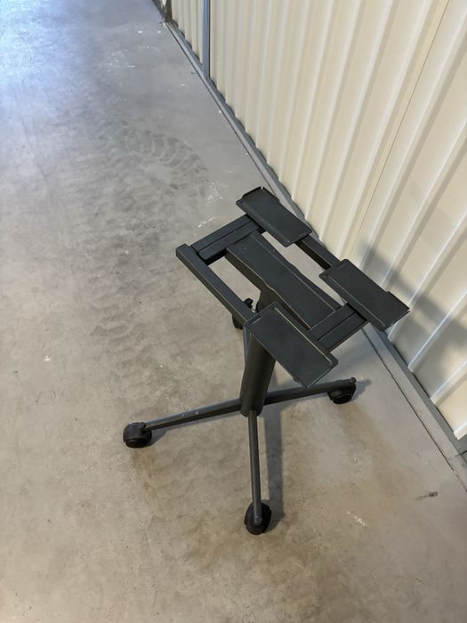 Carrinho com rodas para projector