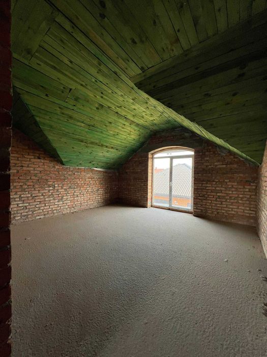 Продаж готового будинку з ділянкою та гаражем !