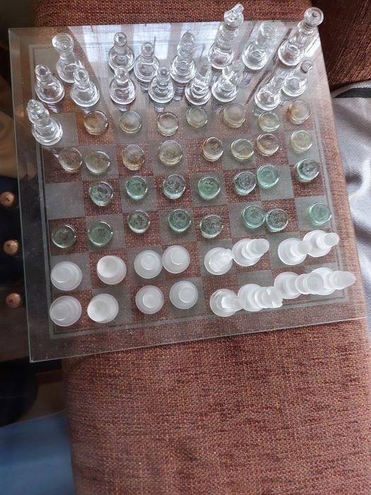 1 tabuleiro de xadrez e de damas em vidro colorido