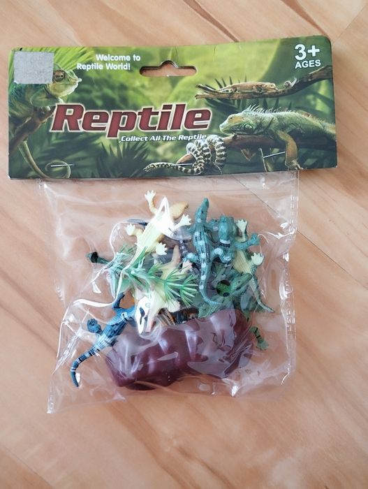 Zestaw 12 plastikowych krokodyli