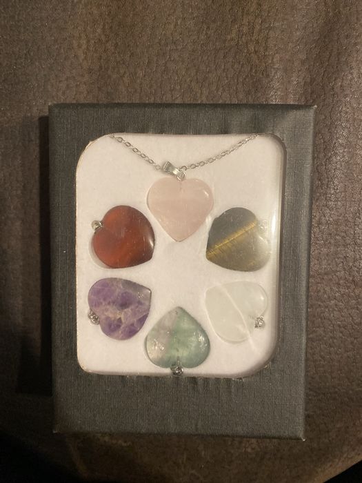 Colar com vários pendentes em coração