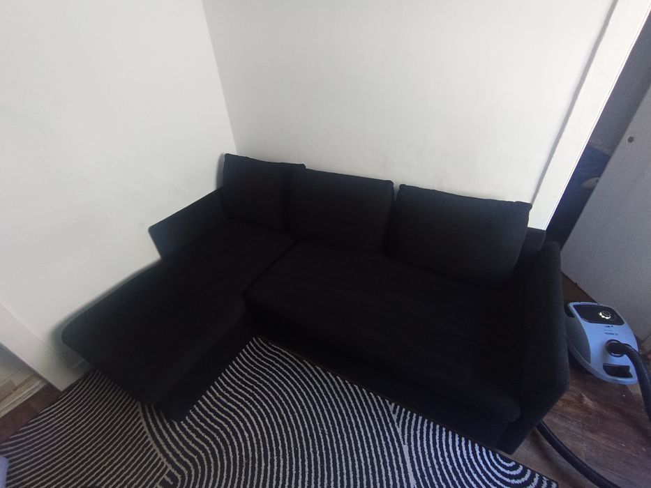 Sofá chaise longue com cama.