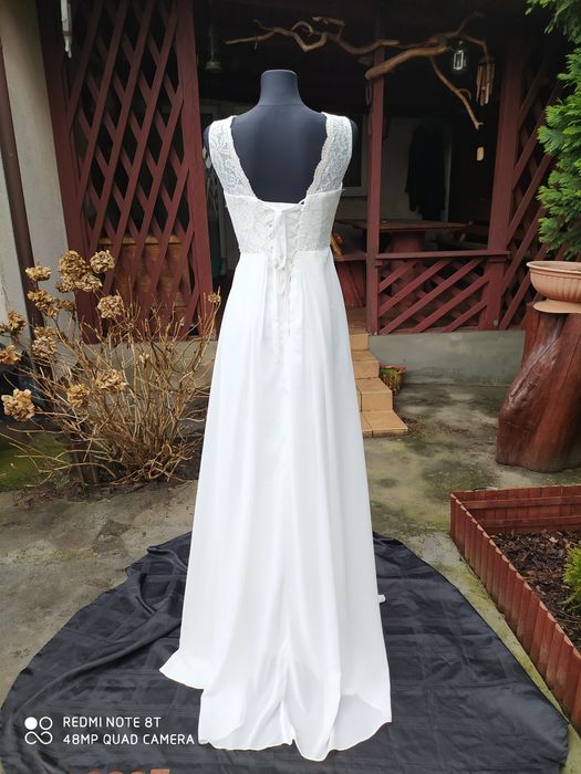 Prosta, klasyczna i elegancka suknia ślubna