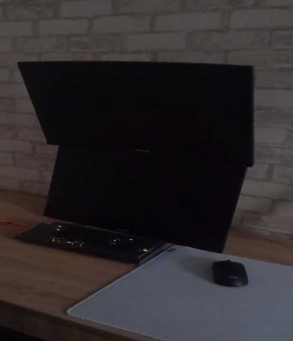 Samsung LED 60hz 1920:1080. Первая фотка он снизу,вторая фотка он слев