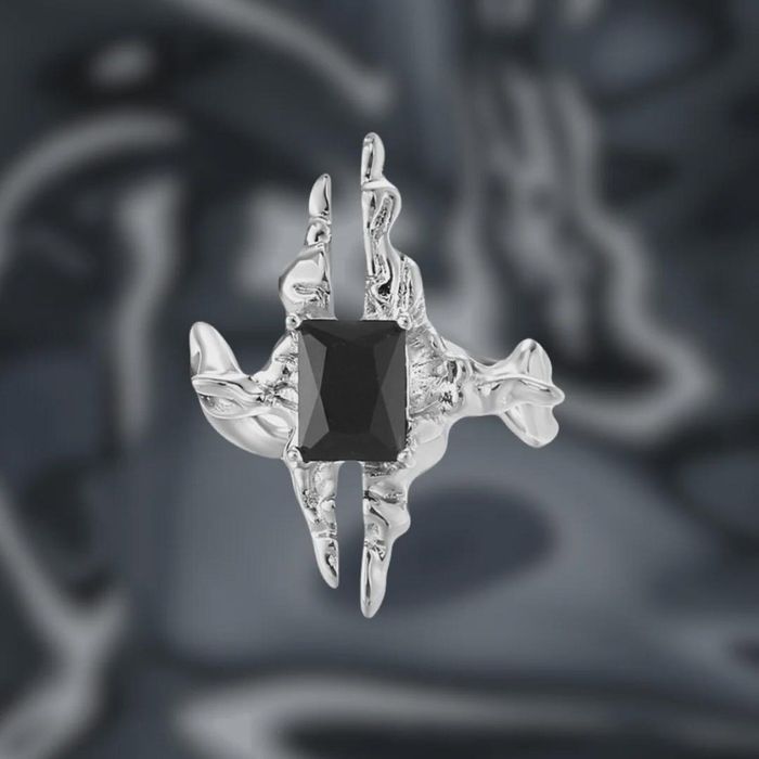 Anel Prateado Massivo com Pedra Preta – Design Estético e Moderno