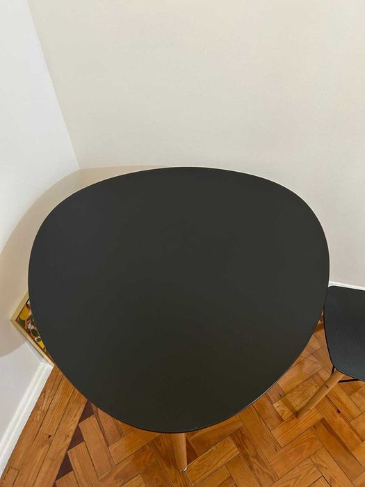 Mesa de refeições (até 5 pessoas) + 2 bancos