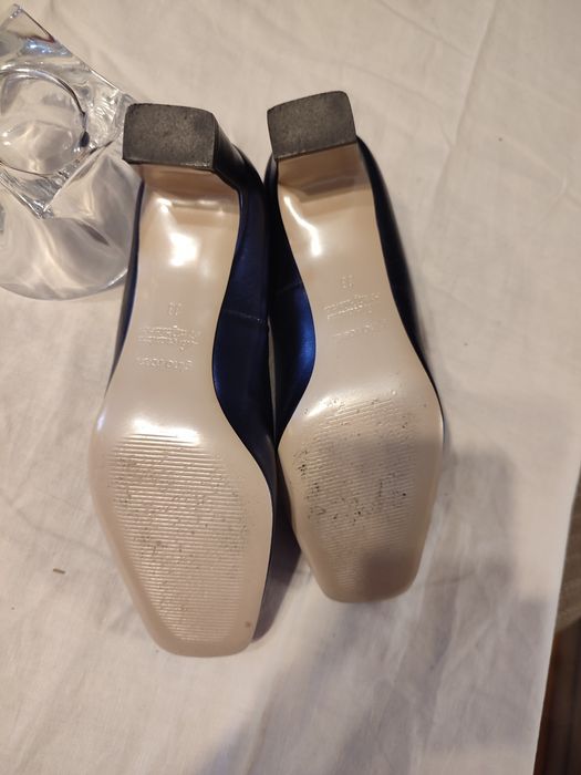 Buty skórzane czółenka Gino Rossi rozmiar 38 granatowe