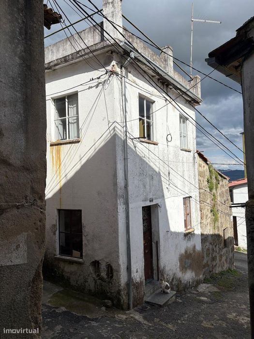 Edifício com 3 apartamentos, 2 T1 e um T3 duplex