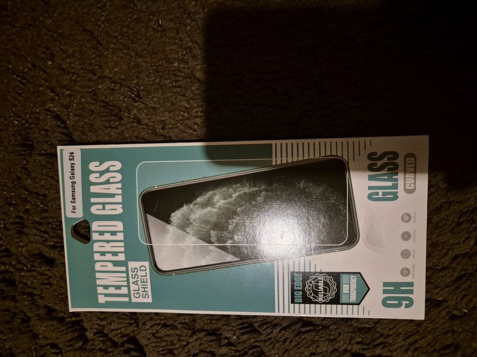 Samsung s 24 z akcesoriami