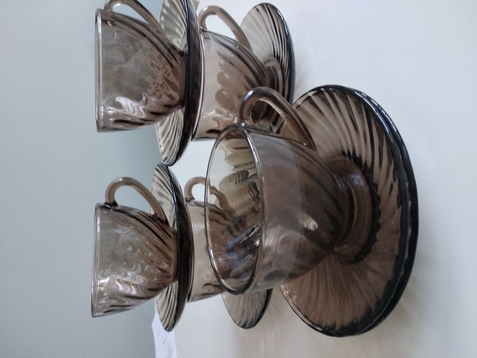 Filiżanki z talerzykami.