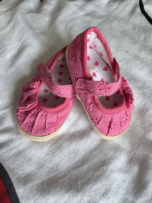 Butki niemowlęce dla dziewczynki 3-6 m r 17 wkl do 10,5 cm jak nowe