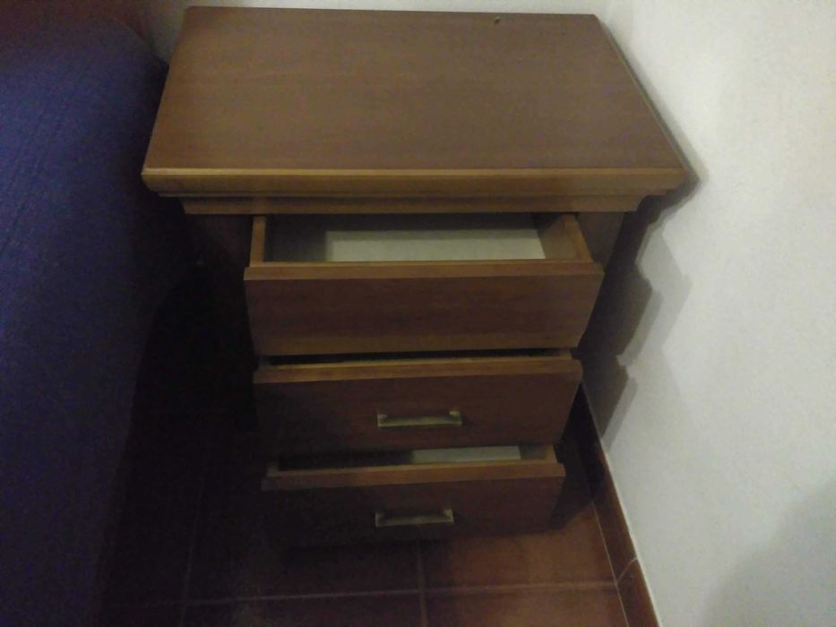 Quarto sem roupeiro, cama king size