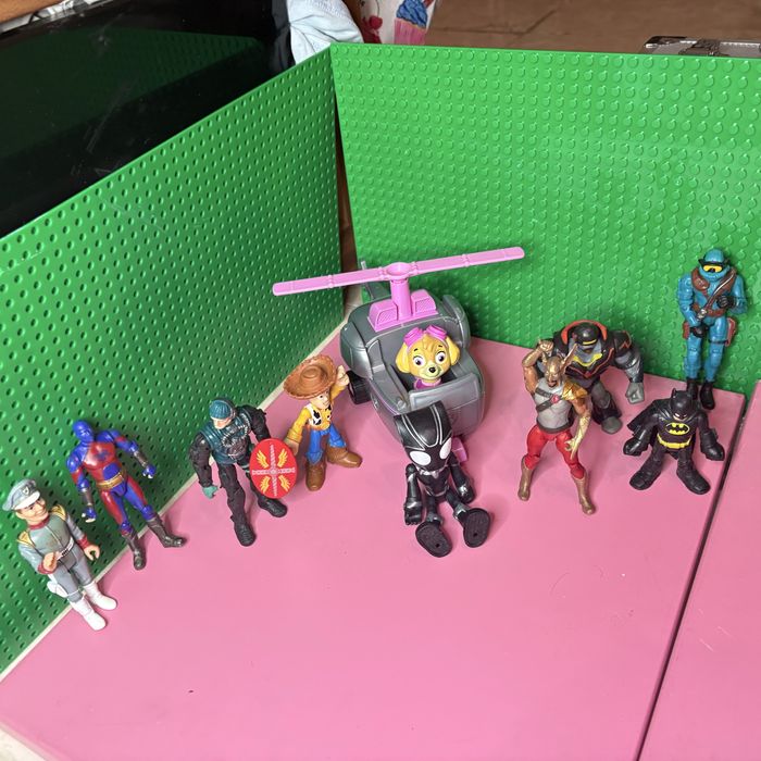 коллекция различных фигурок персонажей из мультфильмов и комиксов.