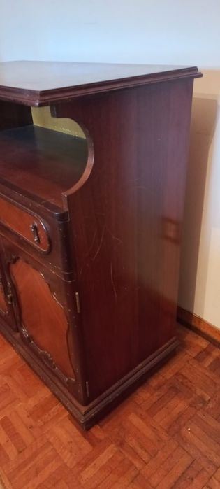 Móvel em madeira com gaveta e prateleiras