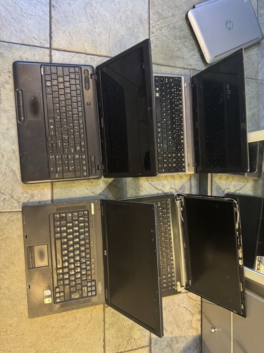 Laptopy cztery sztuki stan nieznany  HP, Toshiba,acer i acer