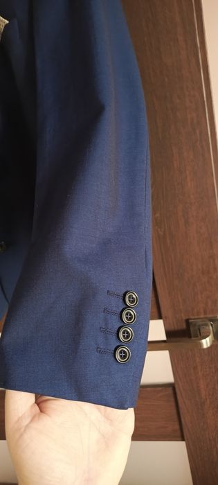 Garnitur granatowy z kamizelka w kratke