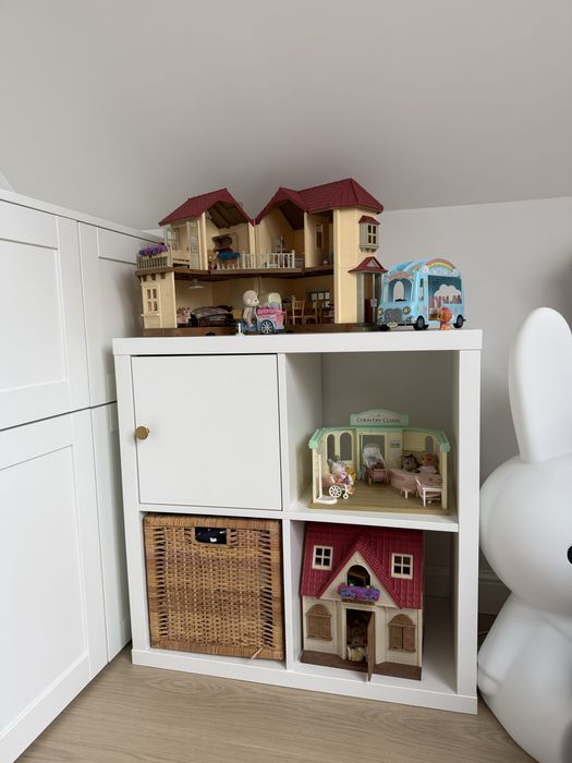 Ikea kallax regał biały z drzwiami na ksiazki wiklinowy koszyk