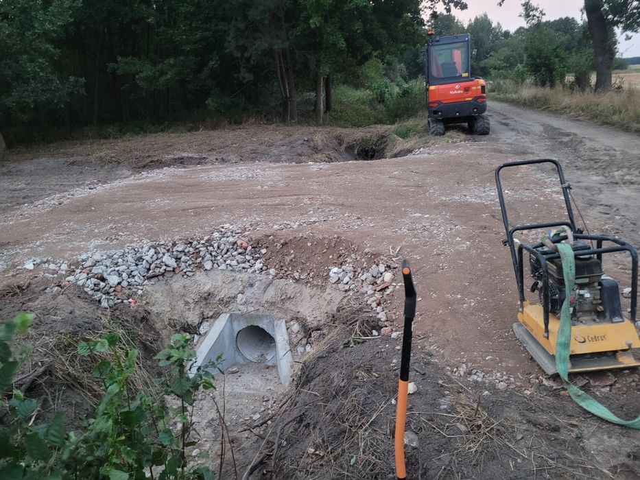 Usługi  Minikoparką Koparkoładowarką wywrotką