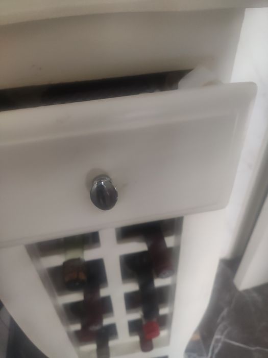 Móvel de cozinha com gaveta e garrafeira