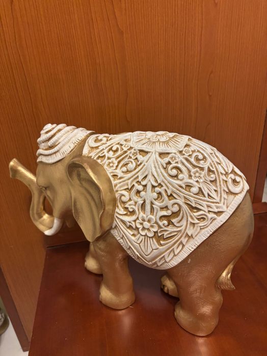 Elefante Decorativo Dourado e Branco (Trompa para Cima) - 38 cm