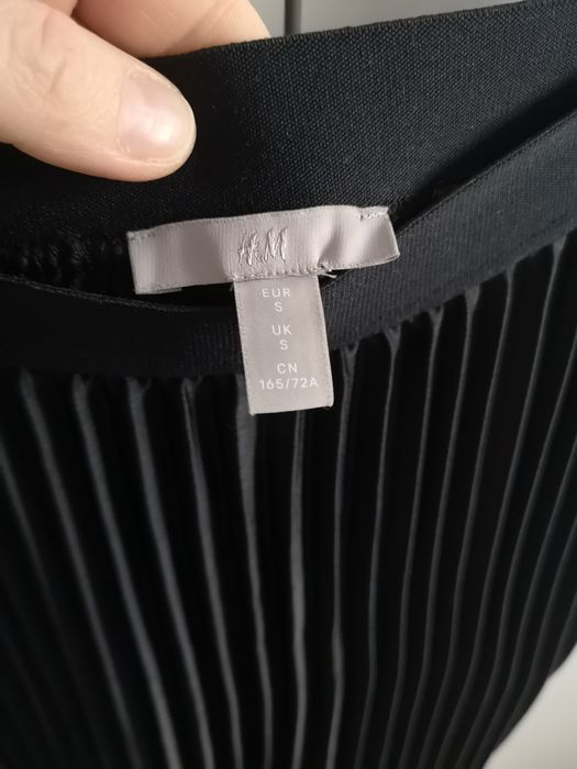 H&M czarna satynowa plisowana spódnica midi | old money | minimalistyczna | r. S