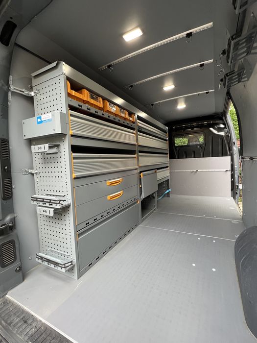 Szafka narzędziowa do busa tupu L3h2 dla elektryka, montera, hydraulik