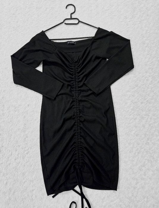 Czarna sukienka prążkowana PrettyLittleThing,hiszpanka / dekolt carmen