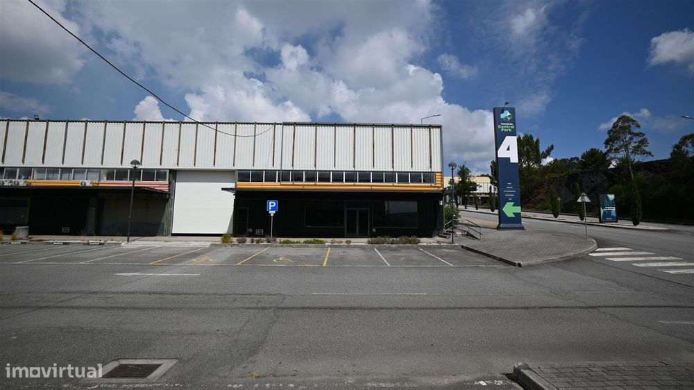 Warehouse for Sale in Ribeirão, Vila Nova de Famalicão