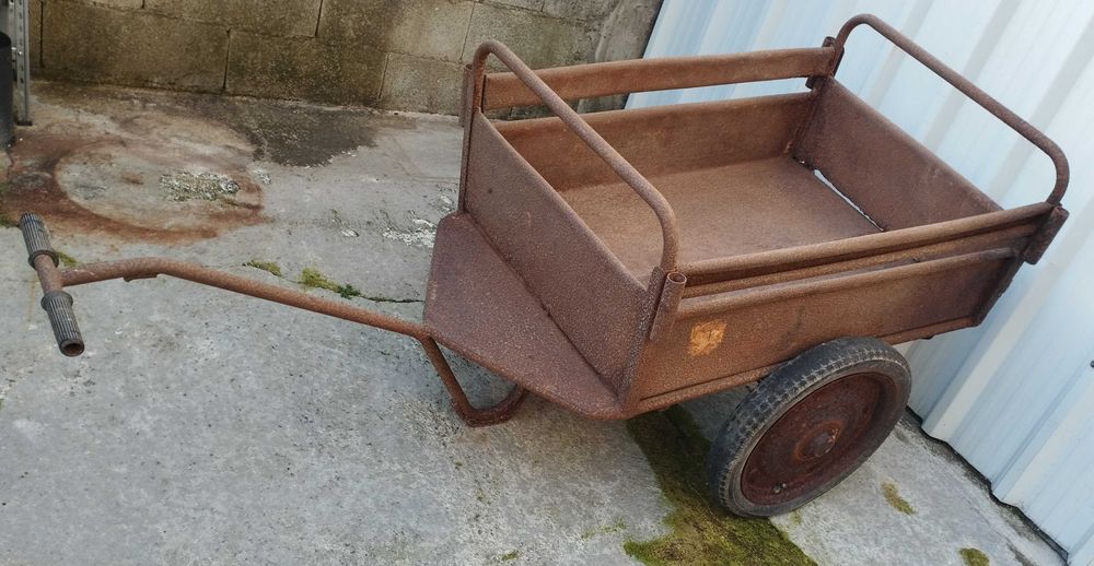 Carro de mão bastante antigo tem mais ou menos 45 anos