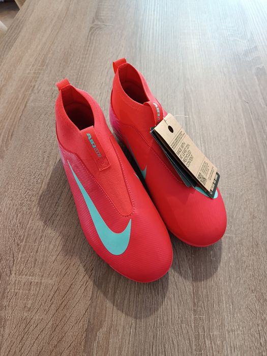 Chuteiras Nike novas