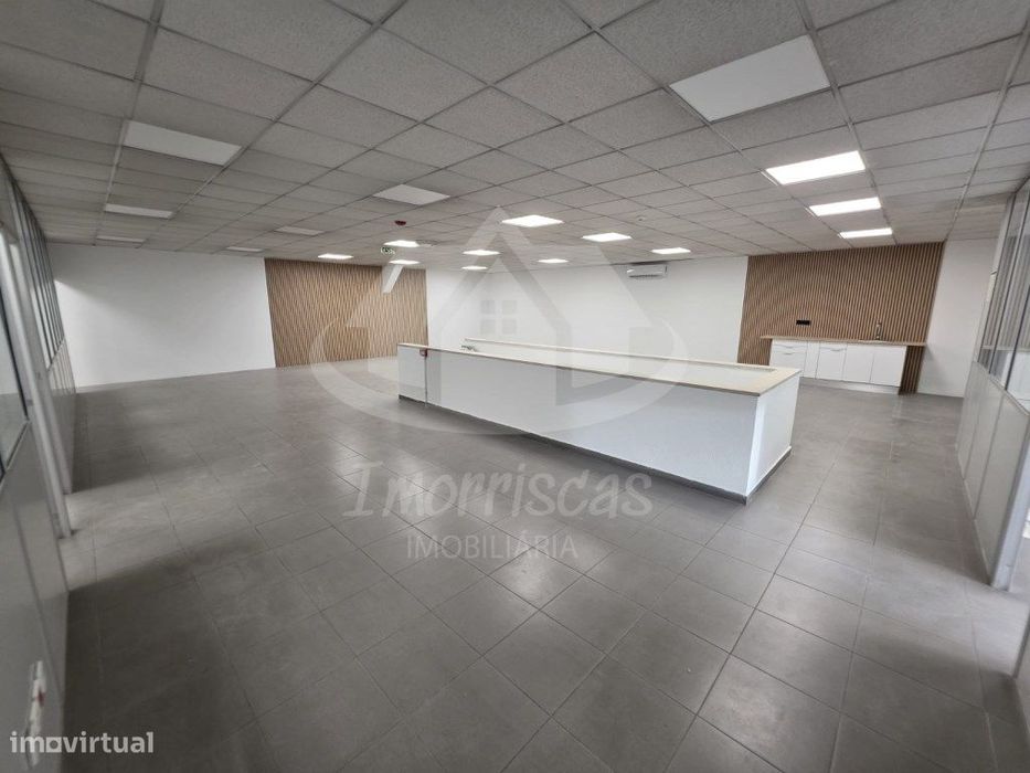 Espaço de loja/escritórios para arrendamento em Santa Iria de Azóia