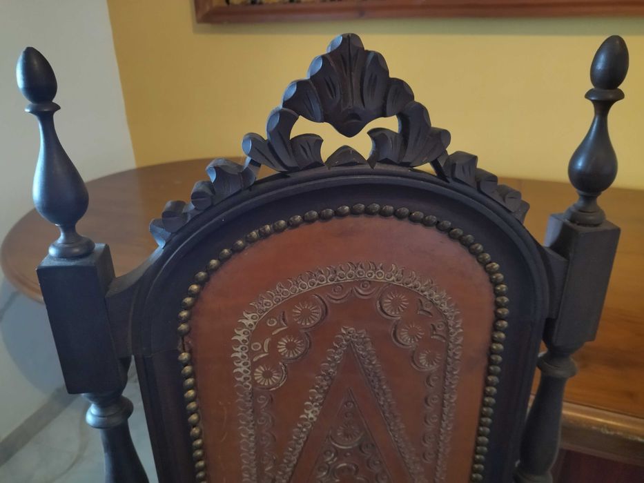 Cadeiras em madeira e couro