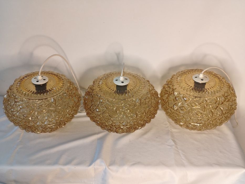 3× żyrandol PRL – lampa wisząca, bursztynowe szkło prasowane, vintage