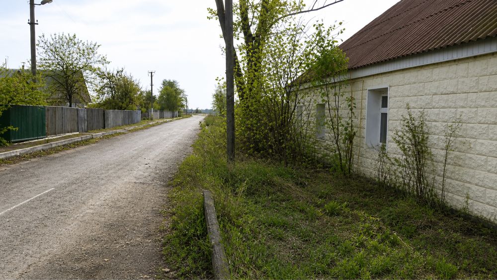 Втомились від сирен, вибухів та людей?Цей будинок для вас.Власник.