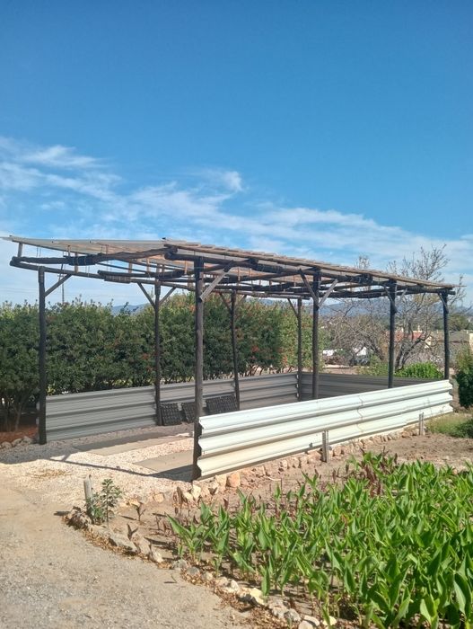 Vendo Telheiro de Madeira com Cobertura Translúcida  8 x 4 m — 32 m².