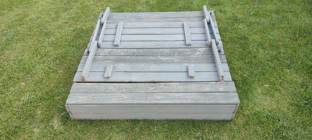 Piaskownica ze stolikiem i ławką